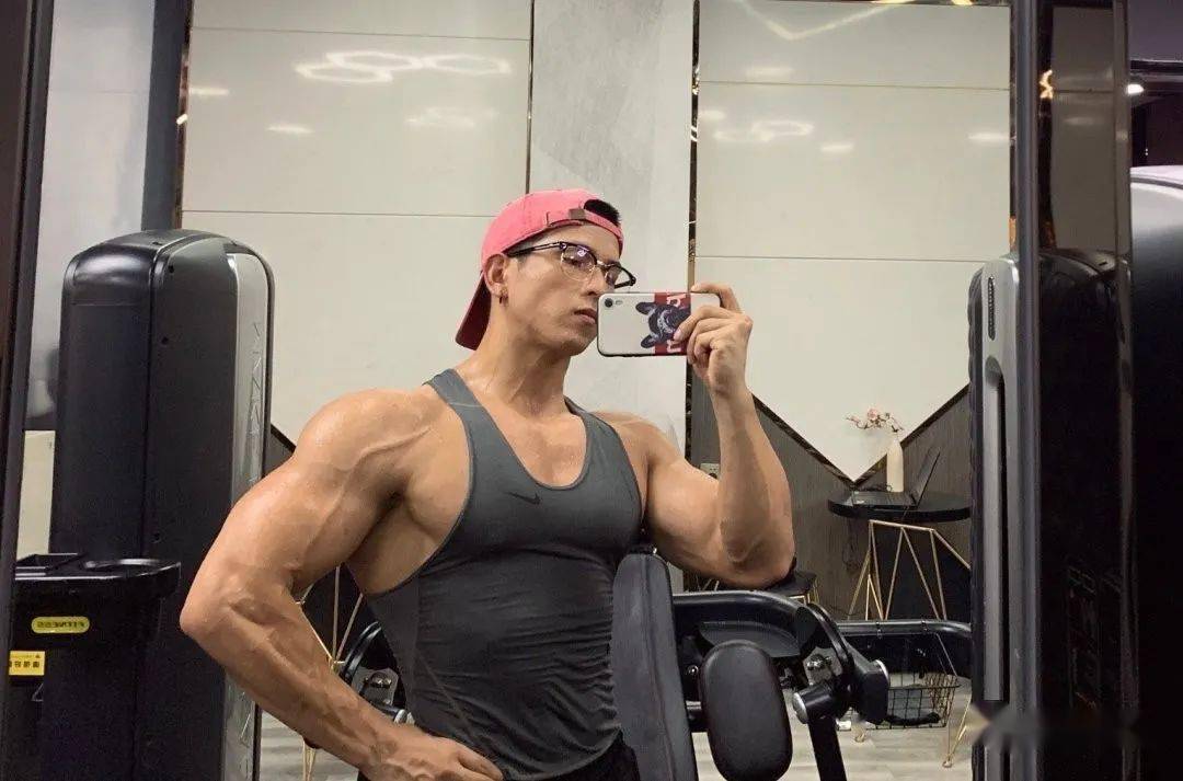 好一个名副其实的"颜值肌肉双倍担当"面容清秀俊朗而不失硬汉风范一身