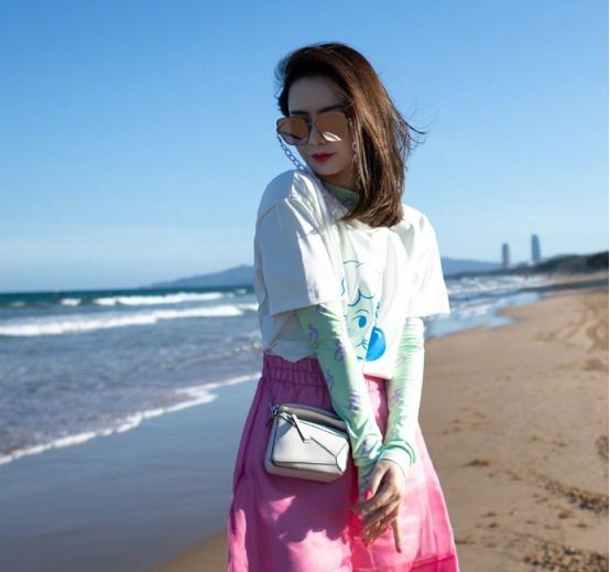 戚薇最新一组海边浪漫大片|戚薇|罗意威|大片_新浪新闻