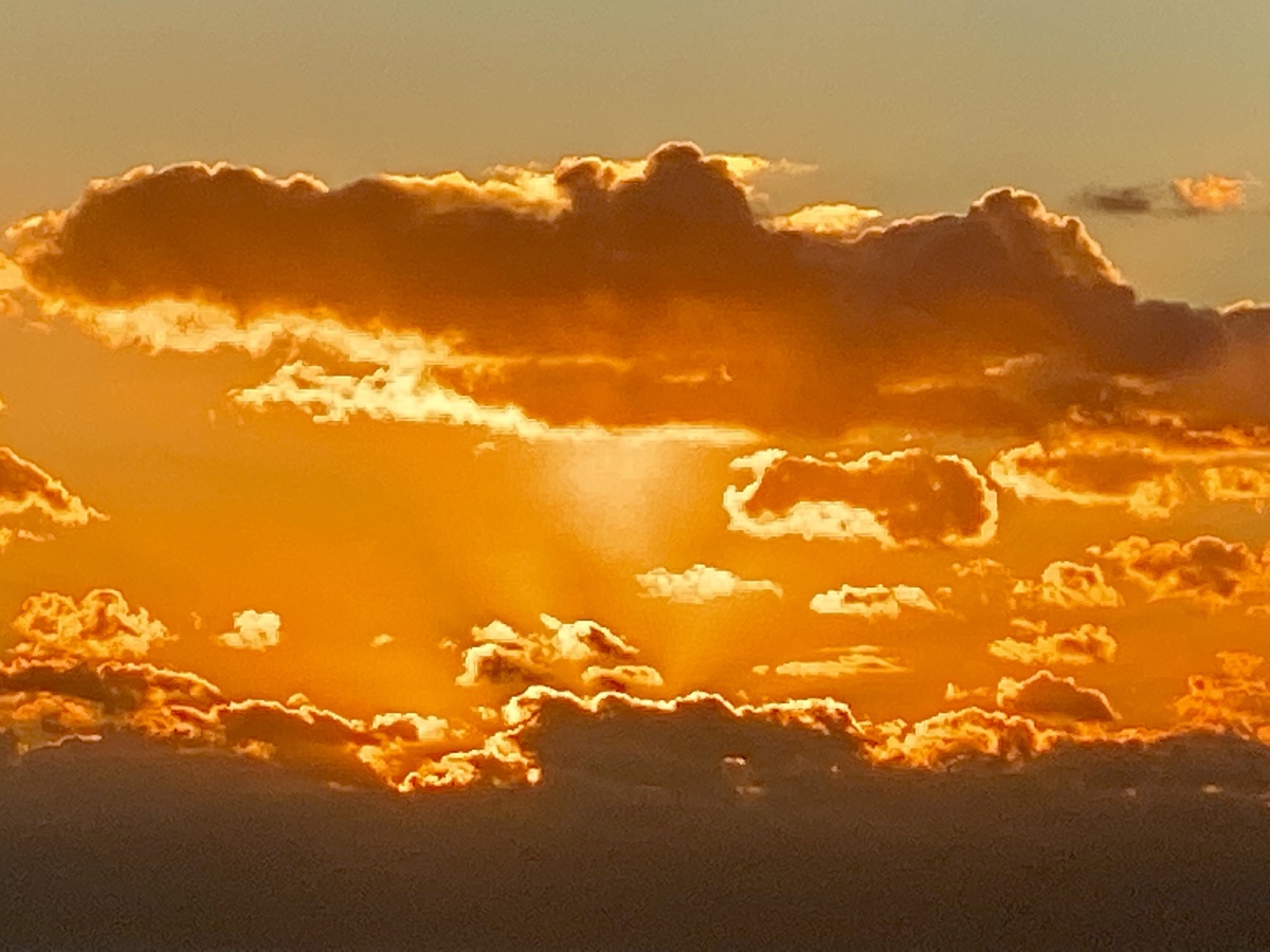 破晓而出的太阳手机拍摄于大连高新区凌水湾