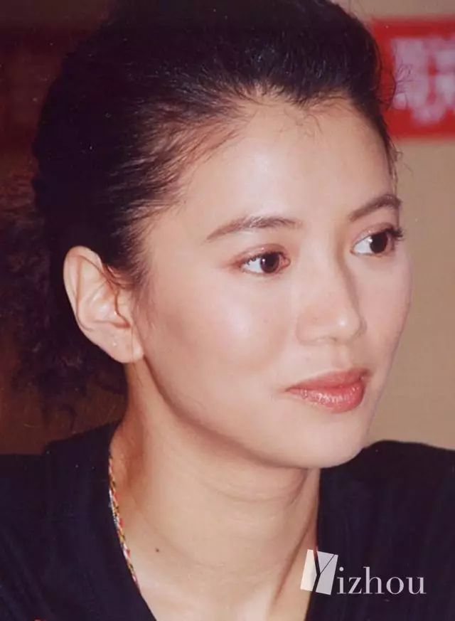 18岁的袁咏仪有多漂亮穿搭至今还在被模仿