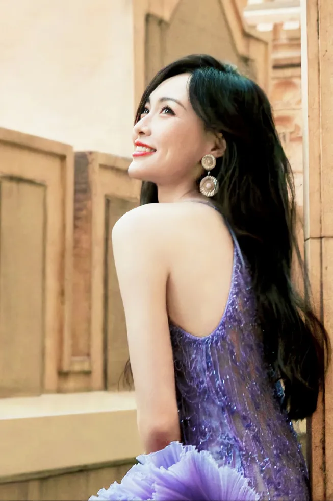 唐嫣时隔7年再登封面,高定造型惊艳众人,留短发的汪小姐太美了_腾讯