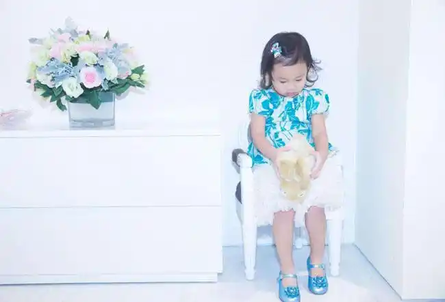 李小璐女儿贾甜馨长大了美人属性初显 不再是抠脚女大汉