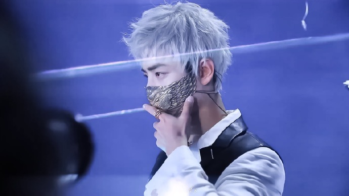 时尚芭莎动图,帅炸了.  战哥银发真的好惊艳,精灵小王子!