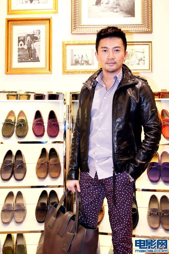 苏有朋小胡子造型帅气亮相 圆点九分裤个性十足
