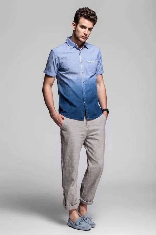 浅蓝渐变深蓝的短袖衬衫,搭配灰色宽松质感休闲裤,脚配休闲乐福鞋,卷