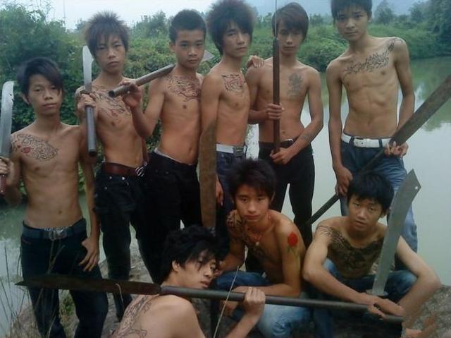 这个9岁的男孩怎么了?持刀威胁,还声称要做古惑仔