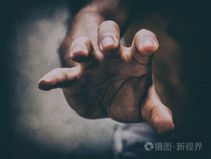 男伸出他的手像随便找点东西或 treathen 一个人