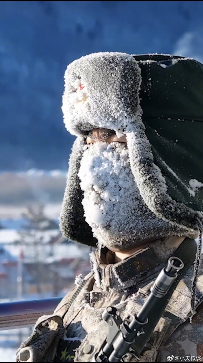 看着挂着冰霜,却依然坚毅的目光,感动!致敬边防军人!