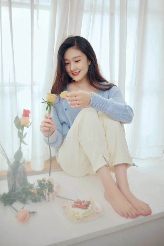 袁雨萱居家暖阳大片曝光 清新甜美将初冬氛围拉满