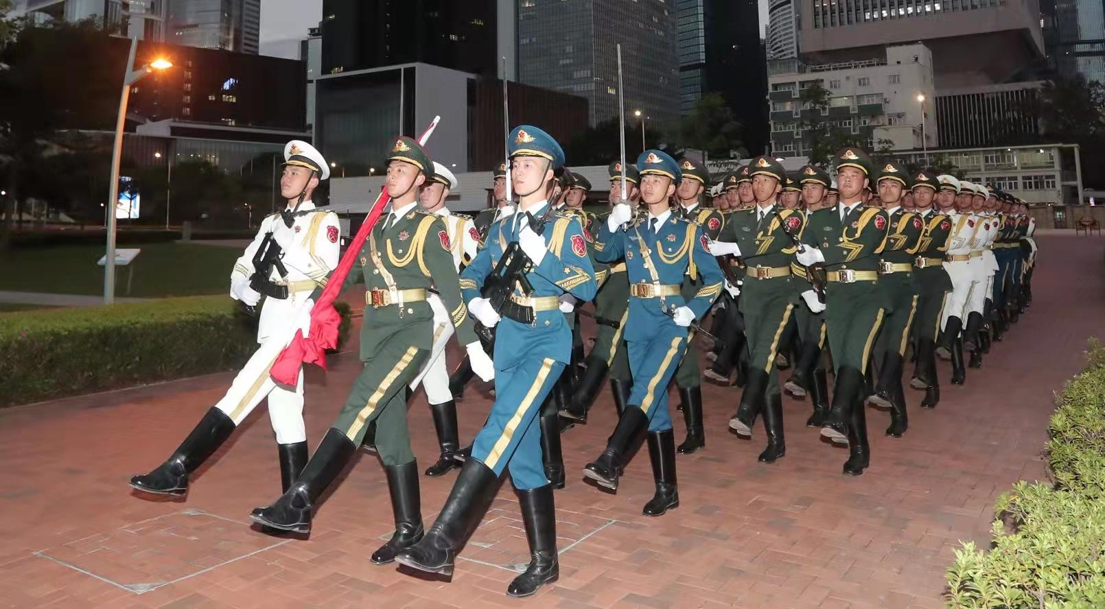 驻港部队首次在中区军用码头举行升国旗仪式向全国人民拜年