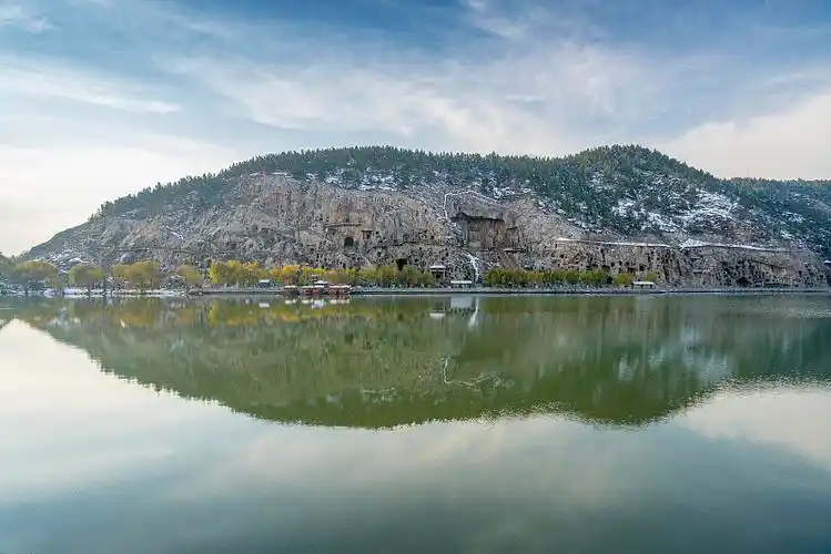 龙门石窟远观全景图图片
