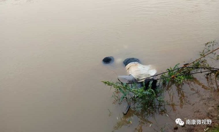 前天晚上11点左右,南康蓝天救援队接到110指挥中心反映,在蓉江河蔡边