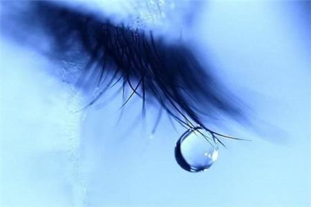 少都要伪装自己,带上很多层面具,只有自己才知道微笑之后的泪水有多少