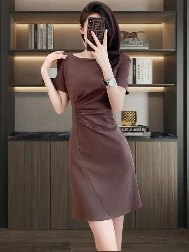 这款夏季时尚卡其色连衣裙是一款专为女性设计的优雅