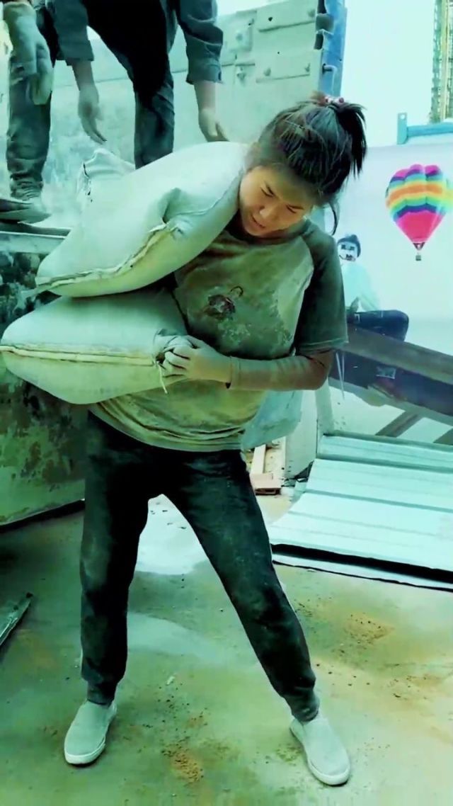 水泥妹一口气扛三袋水泥,看到她为了生活这么拼,真的让人好心酸