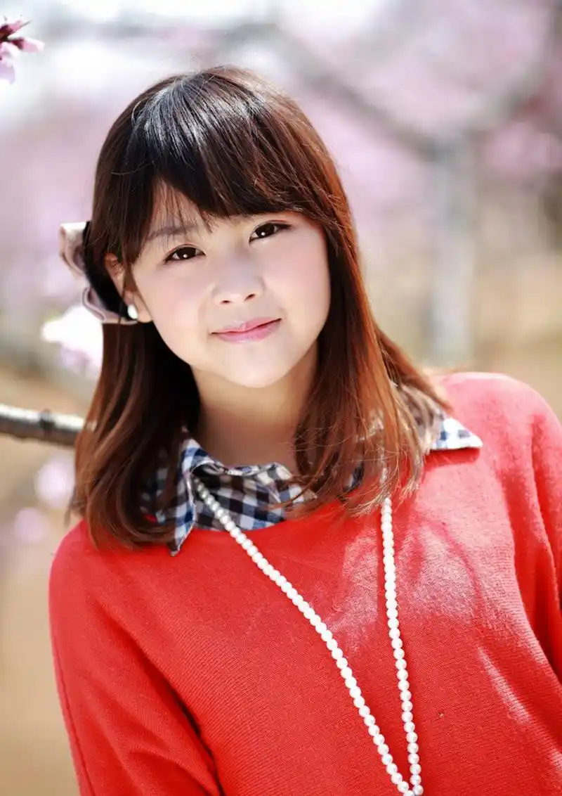 美女绿色连衣裙,穿出女神气息,真是漂亮极了