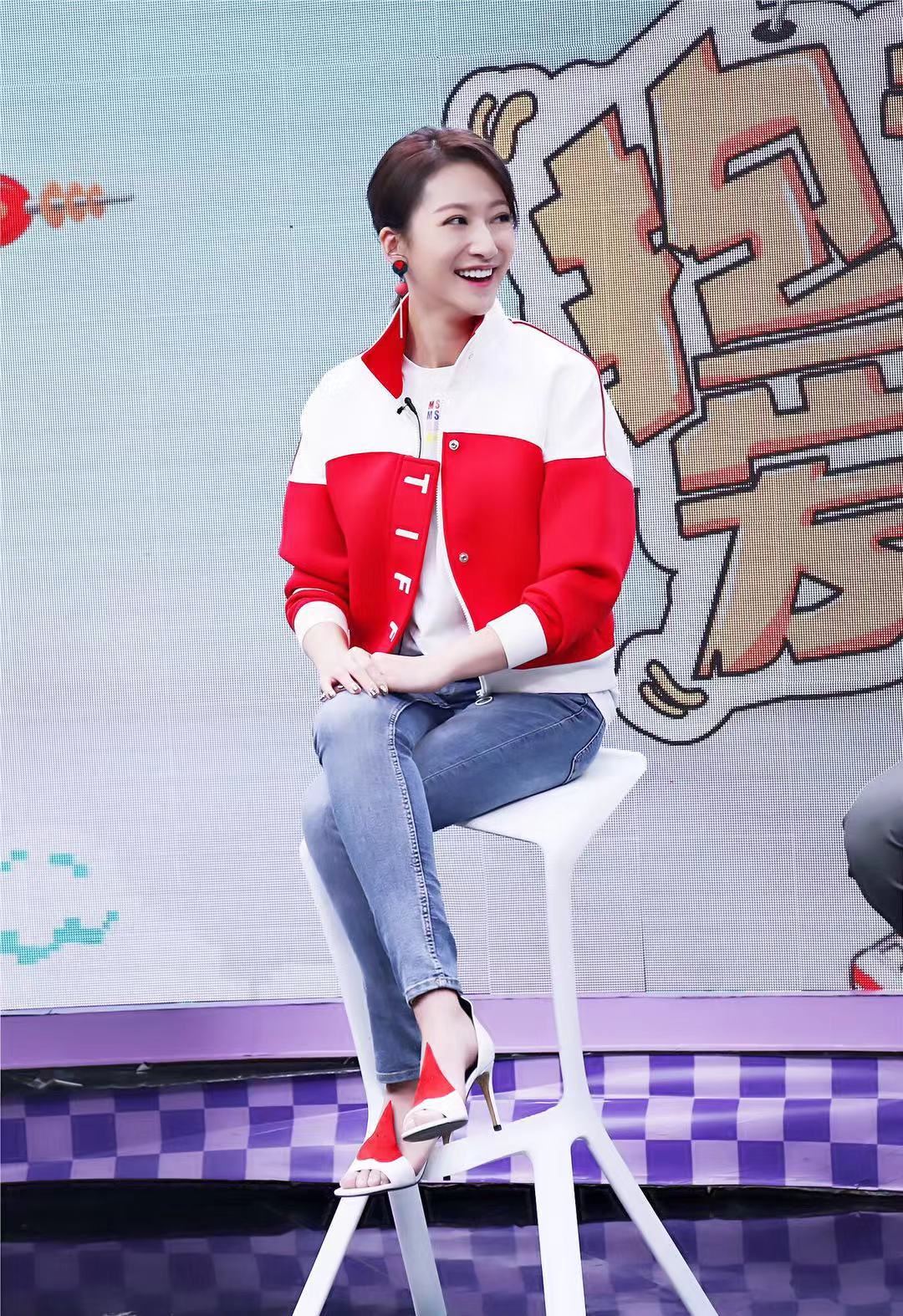 余玥亮相重明卫开播发布会被好友杨紫催谈恋爱