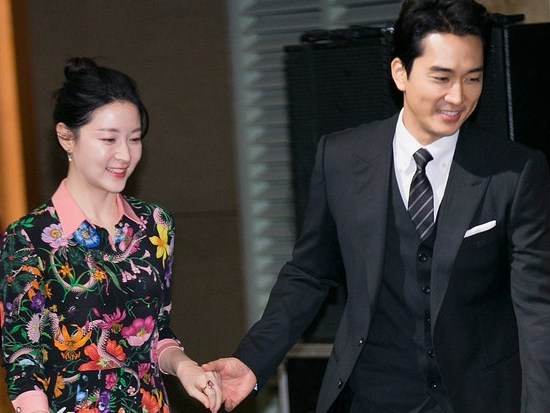 18头狮子马路中央享受水牛大餐造成交通阻塞