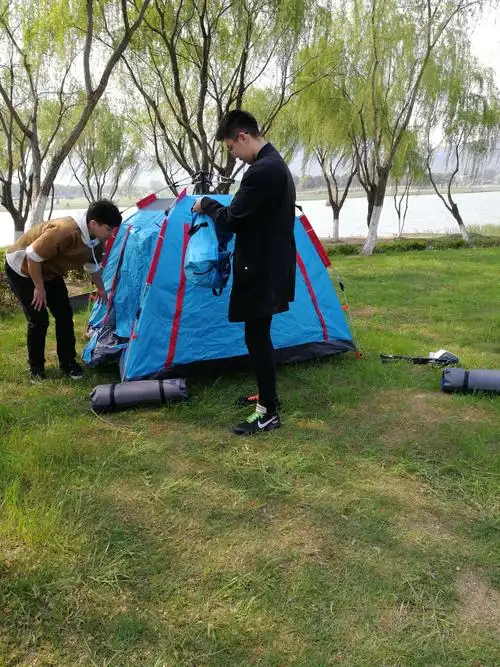 俩小伙开始支帐篷