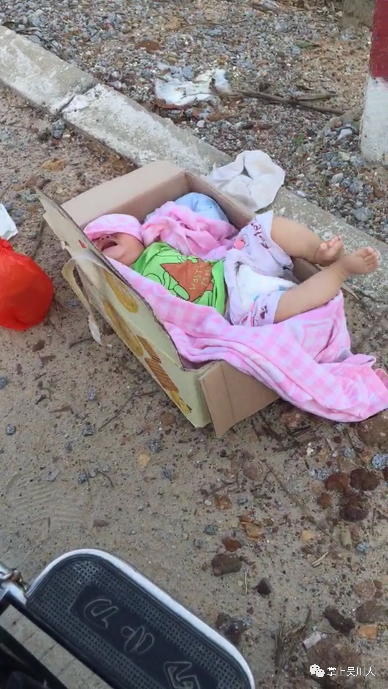 太狠心了!网曝吴川板桥惊现弃婴,孩子在不停的哭泣!