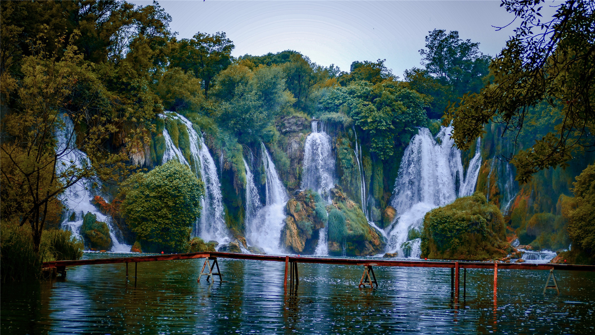 山间瀑布唯美高清桌面壁纸