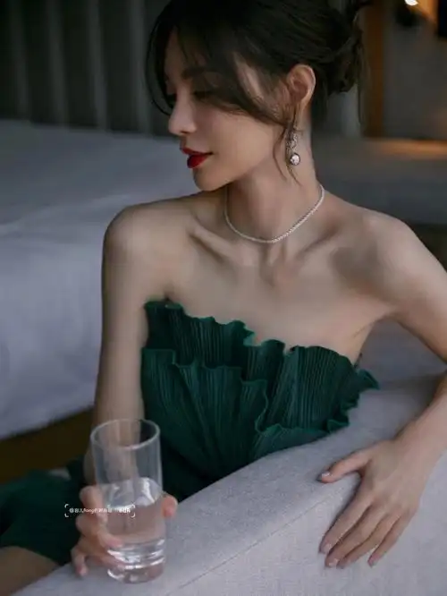 沈梦辰墨绿褶边抹胸裙