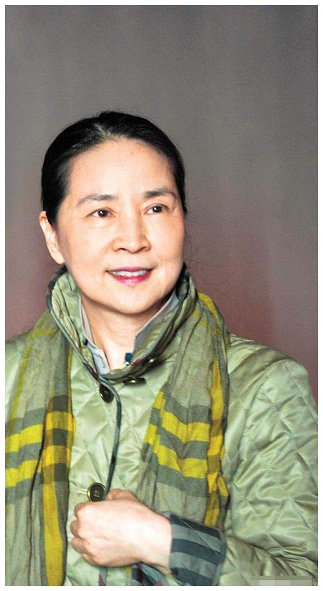 从寒门女子到成龙背后的女人65岁的林凤娇为何能笑到最后