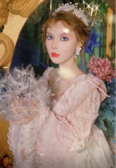 迪丽拉昔日照片曝光,网友称男士的菜,为何她会疯狂整容?