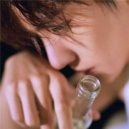 伤感流泪男头图片在夜里哭得撕心裂肺的男孩哭完记得成熟男生头像