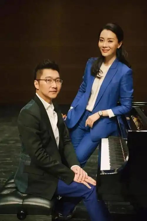 相爱15天,赵胤胤便像陈数求婚, 可爱情是定数,但婚姻却是承诺, 陈数