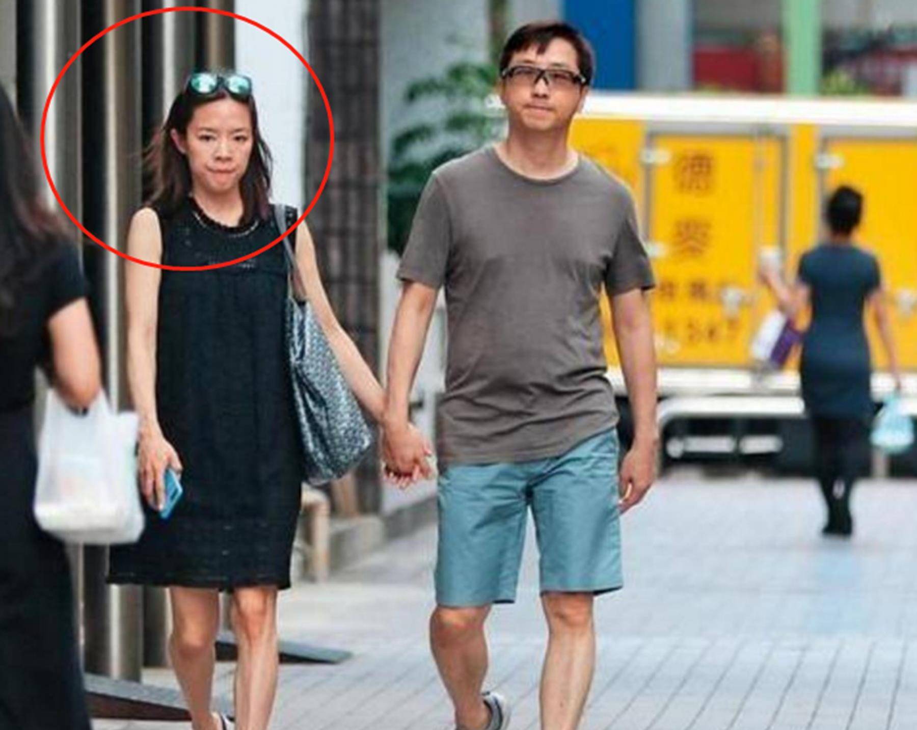 他的二婚妻子叫张嘉欣,虽然年龄小他十几岁,但是丝毫不介意他的二婚