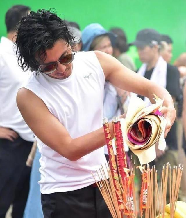 谢霆锋终于想起自己是个演员了!新电影形象,一头卷发太抢眼