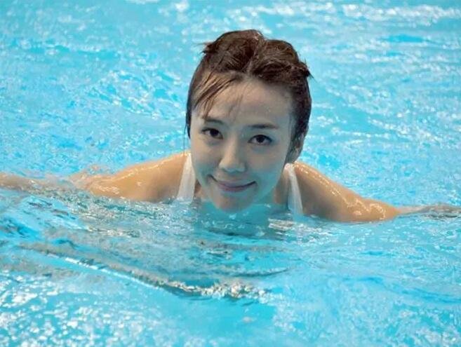 身材,小清新性感都能轻松拿捏,得到众多宅男们的喜爱,称其是"宅男女神