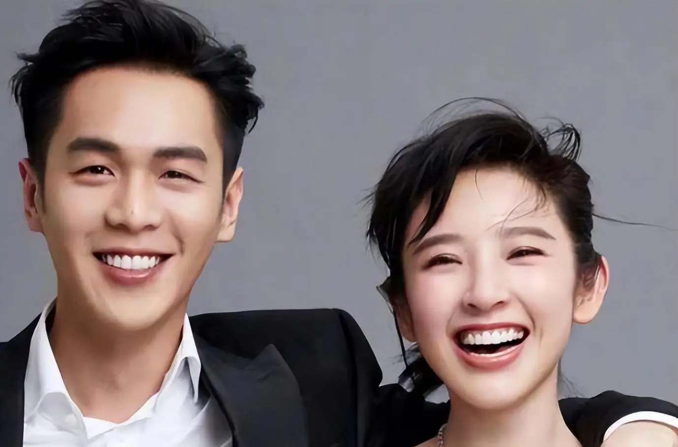 张若昀一家同框被拍,2岁女儿疑闹脾气坐地不起,3人无一人理会_樱桃_唐