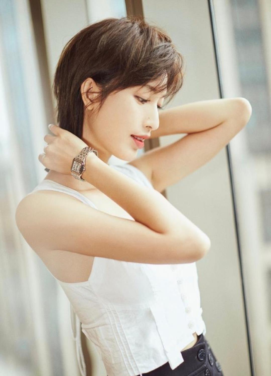 原创36岁张俪也开始装美穿白色吊带扮小姑娘短发清新秒变初恋女友