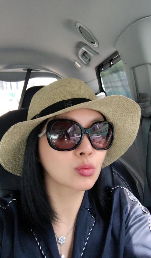 王中磊老婆看霍思燕的眼神火了!三分不屑七分恨意,饱含太多故事