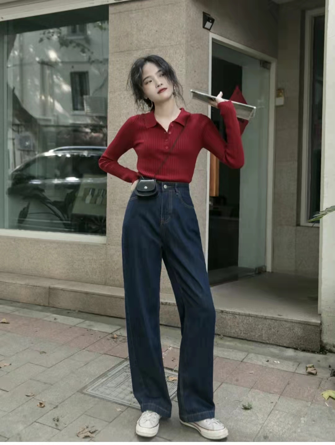 蓝色阔腿牛仔裤搭配什么样的上衣好看