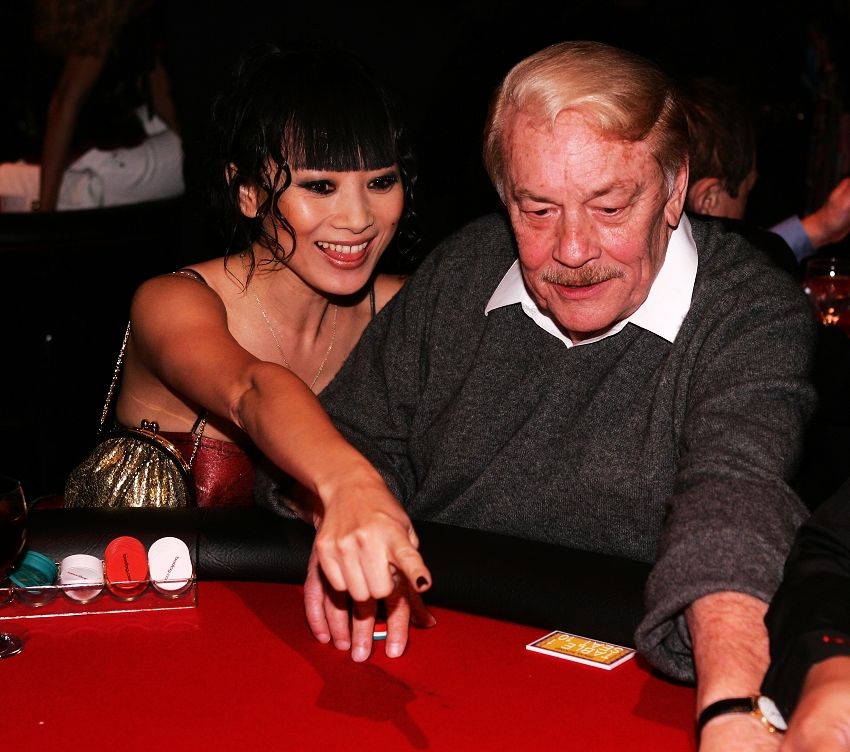 湖人老板06年的活动中带着中国演员白灵亮相