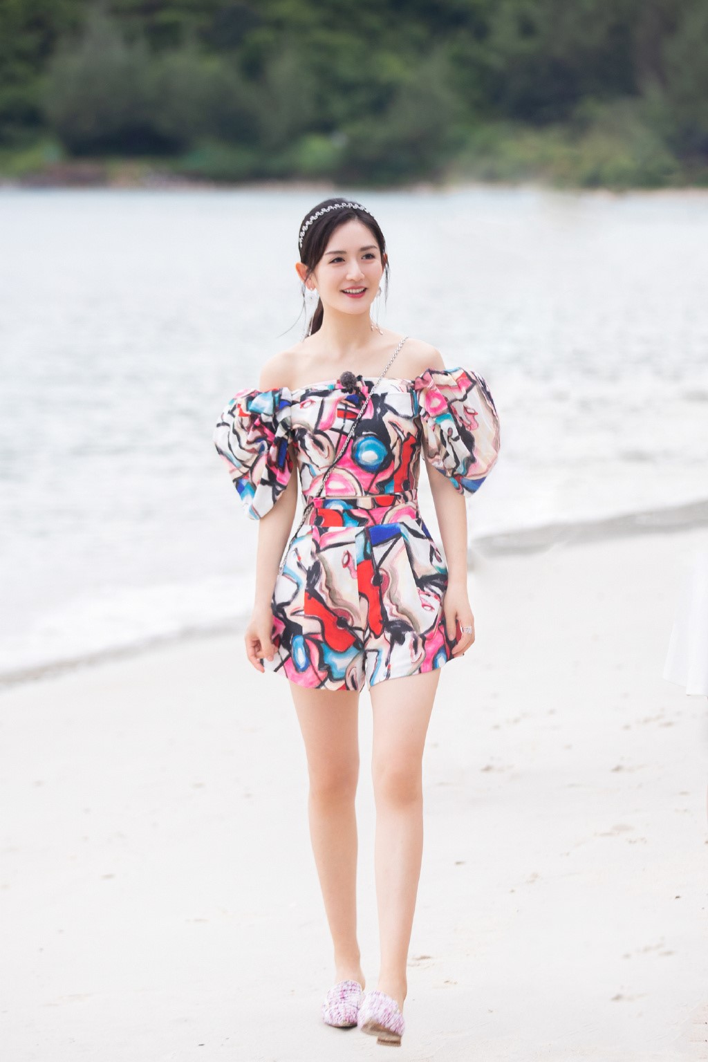 原创被谢娜惊艳到了穿蕾丝泳衣大秀好身材扎起葫芦辫哪像当妈的人