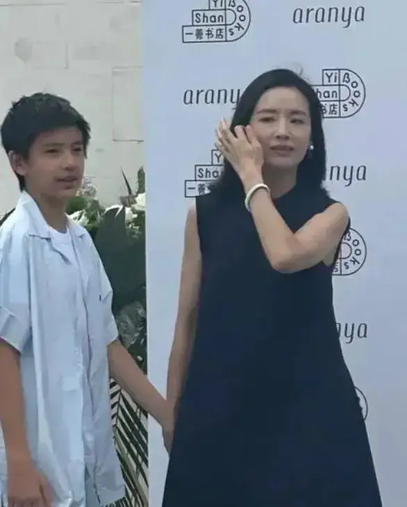 董洁儿子顶顶生日后,带儿子现身机场,打扮得低调,但心情大好_潘粤明