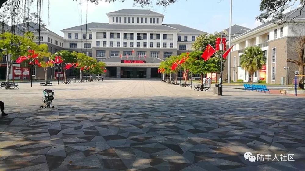 陆丰市文化中心东海南堤路北堤路插上了五星红旗