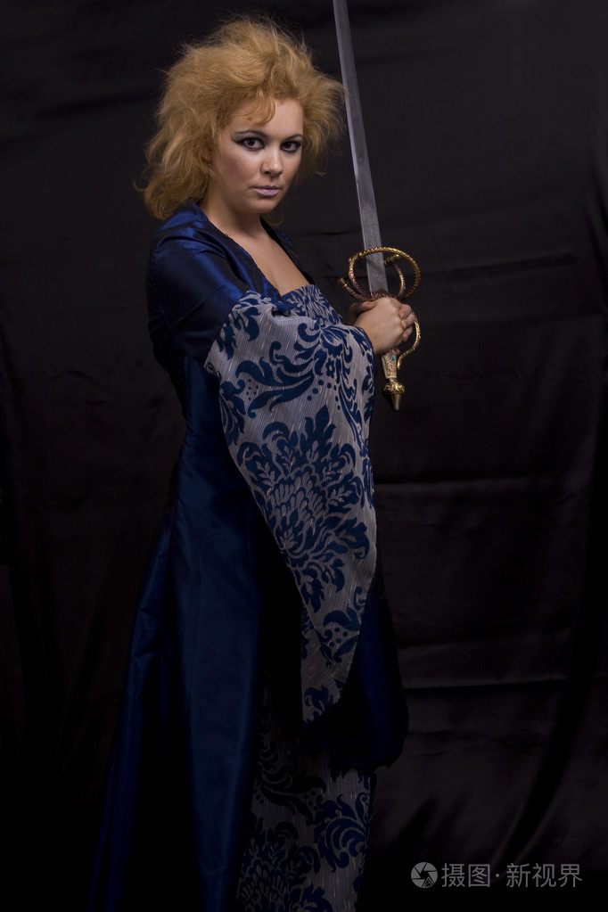 带剑的可怕女巫