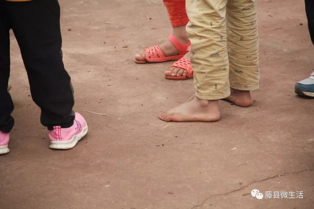 村里的孩子自有村里孩子的淘气,这么冷的天也不穿回鞋子,光这脚满院子