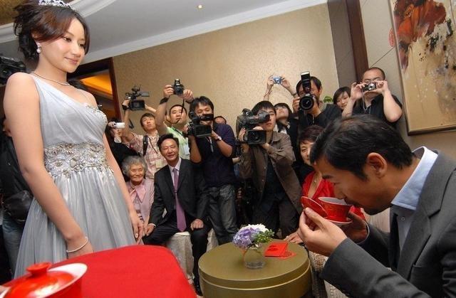 让很多女星们都羡慕,然而,韩雨芹和丈夫结婚这么多年后,他们不知道躲