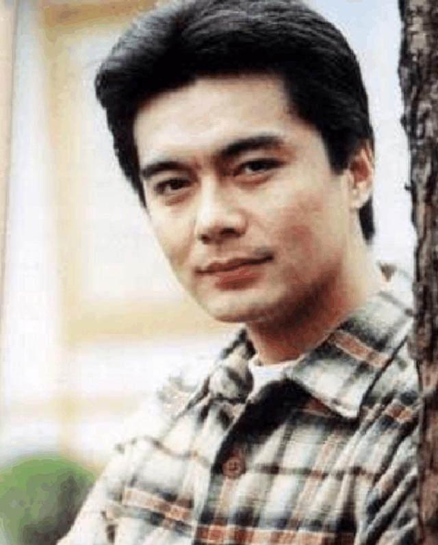 "长得好像许亚军的好基友蔡国庆啊!