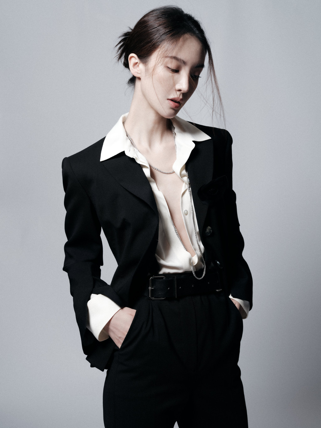 金晨出席时尚颁奖晚宴 真空深v西装打破常规诠释女性力量