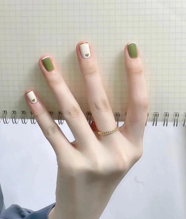 适合夏天的美甲,小红书美甲图片最新2022(超显白:夏日通勤必涂美甲款)