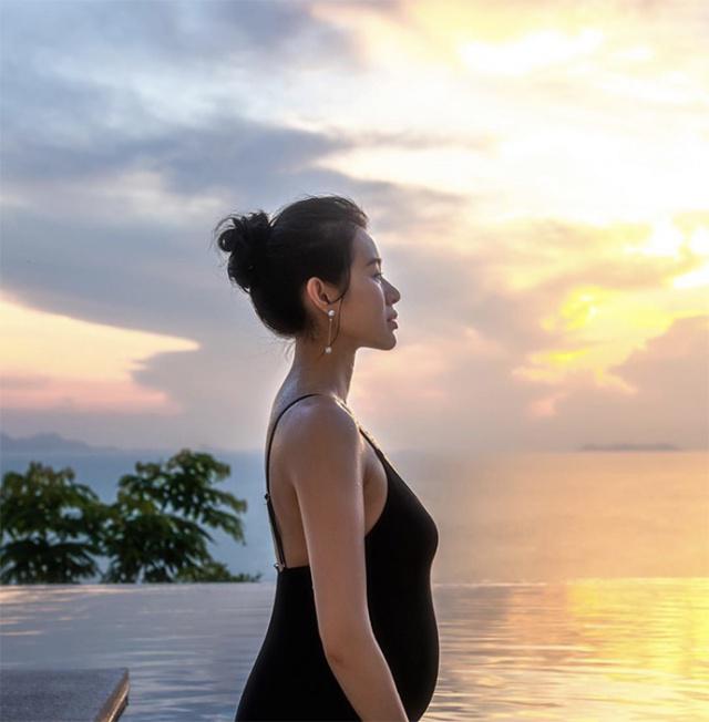 才过去三个月,胡杏儿孕肚像吹气球大变样,与儿子水中嬉戏好温馨