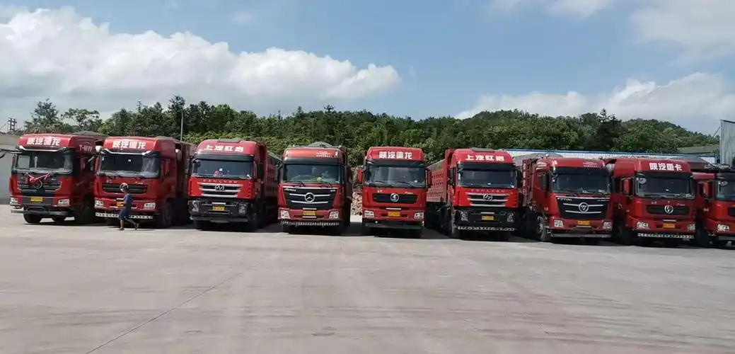 执法人员在巡查中发现由11辆常山牌照的超限运输(改装)车辆组成的车队