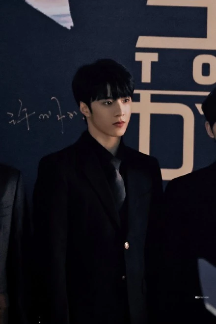 时代少年团全员黑西装亮相音乐盛典少年初长成的模样